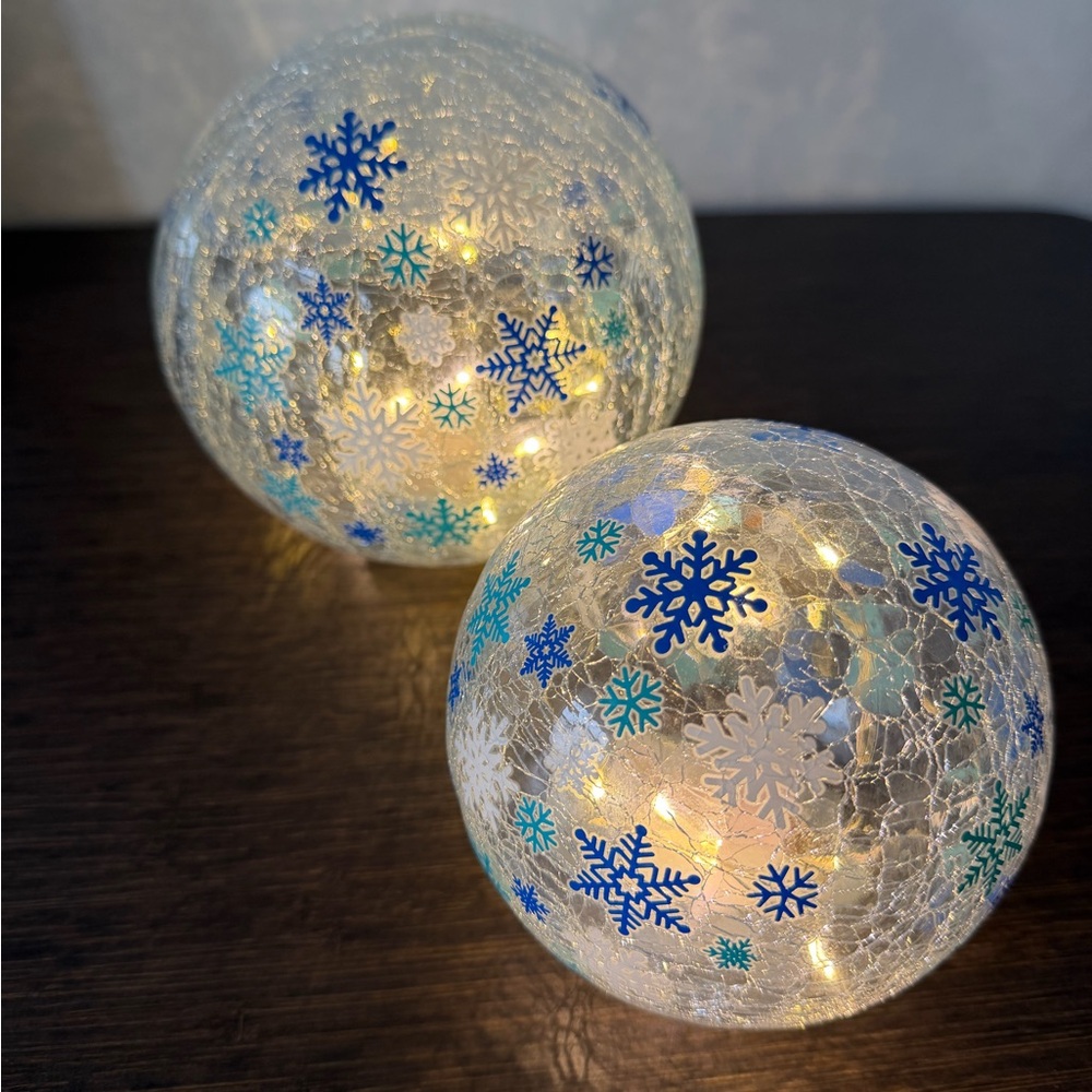 LIKE NEW! Decorative Glass Ball LED Crackle Snowflake Globe (2)